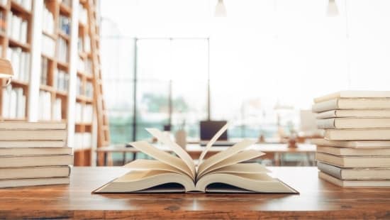 Onderwijs blurp boek op tafel in bieb